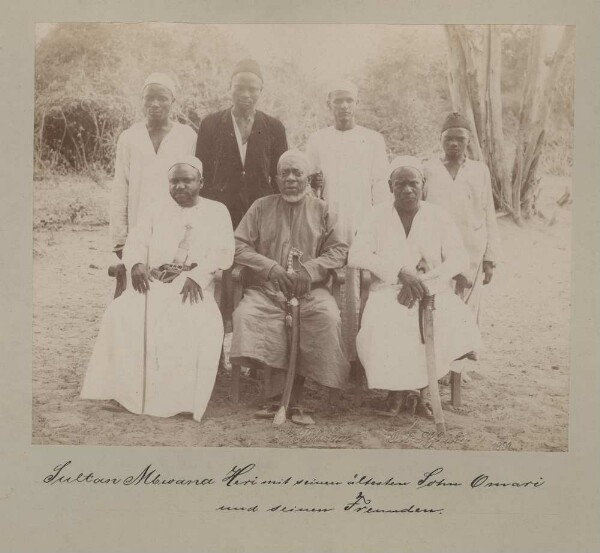 Le sultan Mbwana Heri avec son fils aîné Omari et ses amis