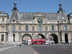 Hauptgebäude Louvre-Museum mit Stadtrundfahrtbus davor