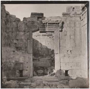 Adyton, Baalbek: Innenraum mit verziertem Türrahmen und anderen Friesen