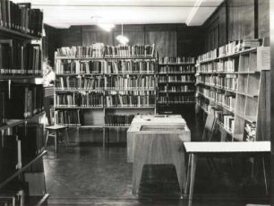 Freital, Kreisbibliothek, Inneres, Ausleihtheke