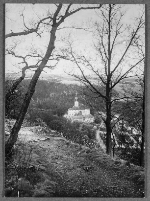 Frühling am Schloß Weesenstein : Weesenstein. Ansicht des Schlosses und des Ortes von Osten
