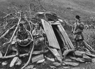 Samen am Eingang einer Erdblockhütte bei Tromsø (Norwegen)