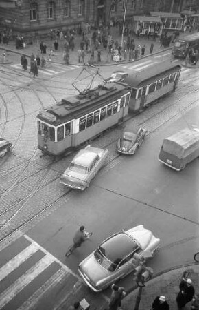 Autoverkehr auf der Kaiserstraße.