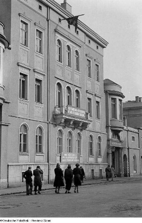 Passanten vor dem Haus der Jungen Pioniere