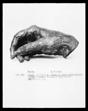 Étude de main demi-fermée