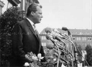 Willy Brandt spricht anlässlich des Mauerbaus vor dem Rathaus Schöneberg
