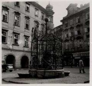 Das hunderttürmige Prag, Kleiner Ring mit Brunnen