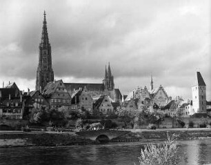 Ulm. Stadtteilansicht mit Münster (Fertigstellung (Turm) 1890). Blick über die Donau