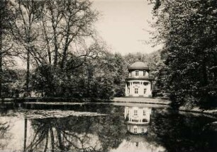 Schloss Pillnitz. Frühlingsbeginn im Schlosspark. Englischer Garten. Im Hintergrund der 1780 entworfene Englische Pavillon