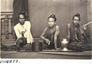 Birmanen, rauchende Männer