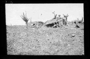 Bei Gheluvelt (=Geluveld, Belgien): zerstörte "Unterstände Bei Gheluvelt" in verwüsteter Landschaft
