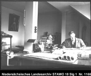 Braunschweigisches Landeshauptarchiv/Niedersächsisches Staatsarchiv in der Alten Kanzlei, Wolfenbüttel [um 1950] Enthält: Dr. Penners am Schreibtisch