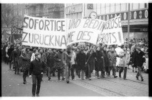 Kleinbildnegativ: Demonstration von Studierenden, 1971