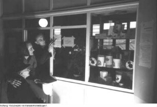 Dresden, Heiligenbornstraße 20. Bezirksgeschäftsstelle der Volkssolidarität, Verteilung von Spenden, 1946
