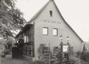 Brabschütz-Podemus, Podemuser Ring 5. Gasthof "Hotel de bücke dich" (2. H. 18. Jh.)