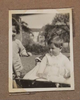 Christiane Zimmers Sohn Clemens im Kinderwagen, Bruder Andreas links daneben