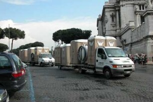 Rom - Mobile Toilettenhäuschen : Transport mobiler Toilettenhäuschen in der Innenstadt von Rom, aufgenommen im April 2004