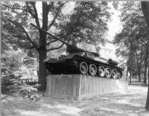 Dresden-Albertstadt, Stauffenbergallee 2. Sowjetisches Museum des Sieges (früher Wachgebäude der beiden benachbarten Grenadier-Kasernen). Denkmal mit Kampfpanzer T-34 neben dem Gebäude