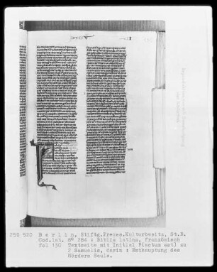 Biblia latina — Initiale F (actum est), darin Enthauptung des Boten von Sauls Tod, Folio 130recto