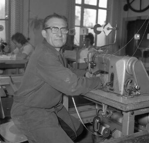 Roßwein, Bahndammstraße. VEB Maßmieder- und Wäschefabrik (vormals Karl Spranger Maßkorsettfabrik). Vorgänge in der Produktion. Näherei. Angestellter an der Nähmaschine