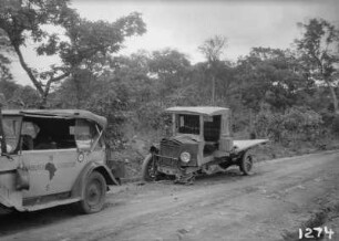 Beschädigter Wagen : Wagen der Schomburgk-Expedition und Autowrack