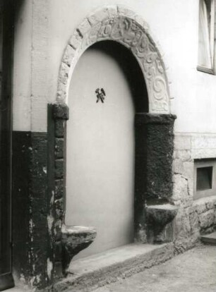 Berggießhübel (Bad Gottleuba-Berggießhübel), Am Poetenweg 3. Alte Post (ehem. Bergamt, Wohnhaus, 1676, 2. V. 19. Jh.). Portal des ehem. Bergamtes (Hofseite)