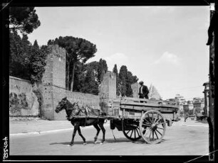 Rom: Stadtmauer und römischer Karren
