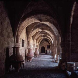 Neues Ordenshospital, Rhodos (Stadt) : Rhodos (Stadt). Neues Ordenshospital (heute Archäologisches Museum), Arkade im Erdgeschoss mit Phithoi aus Kamiros.