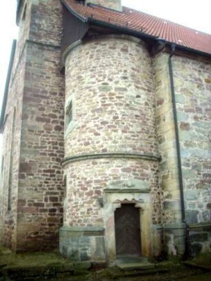 Evangelische Kirche - Kirchturm von Norden mit beistehendem rundem Treppenturm (Emporenzugang im Langhaus)