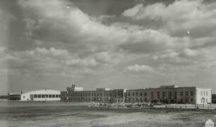 Dresden-Klotzsche, Hangar und Abfertigungsgebäude vom Rollfeld aus