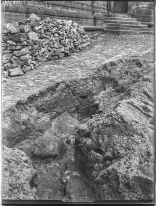 Alte Hofhaltung: Andreaskapelle, Ausgrabungen Fundamente S und SO