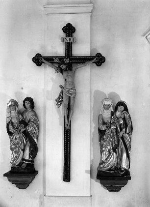Kreuzigungsgruppe : Kreuzigungsgruppe (1486/1500). Ochsenhausen, Stadtpfarrkirche Sankt Georg (Ehemalige Bendiktiner-Klosterkirche), Südseitenschiff