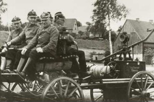 Freiwillige Feuerwehr. Mannschaftswagen (Teilansicht ohne Gespann) mit Feuerwehrleuten und Handdruckspritze : Colmnitz (Kreis Freital). Freiwillige Feuerwehr. Mannschaftswagen (Teilansicht ohne Gespann) mit Feuerwehrleuten und Handdruckspritze