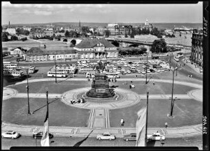 Dresden-Altstadt. Theaterplatz mit Reiterdenkmal König Johanns. Blick von der Gemäldegalerie gegen Italienisches Dörfchen und Augustusbrücke