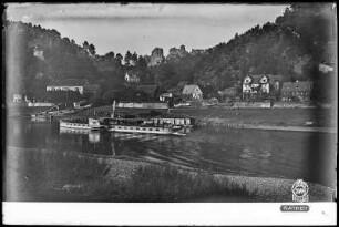 Rathen, Blick vom Elbufer, mit Talwächter und Elbdampfer Karlsbad