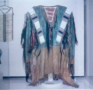 Offenbach am Main, Frankfurter Straße 86. Deutsches Ledermuseum / Schuhmuseum. Lederrock der amerikanischen Prärieindianer