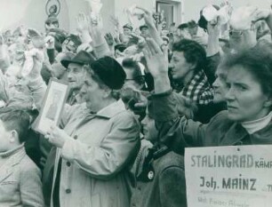 Im Lager Friedland. Die Bevölkerung grüßt die Heimkehrer
