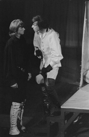 Szenenbilder aus "Die Räuber", Drama von Friedrich Schiller mit Musik von Tilo Müller-Medek (R: Manfred Karge und Matthias Langhoff; Dekor: Pieter Hein). Volksbühne Berlin, Premiere 10.02.1971 (legendäre DDR-Inszenierung) : Mit Hans Teuscher, Arno Wyzniewski, Günther Junghans, Heide Kipp, Gabriele Gysi, Klaus Mertens, Werner Tietze, Bodo Krämer, Dieter Montag, Carl-Hermann Risse, Michael Narloch, Berko Acker, Helmut Straßburger