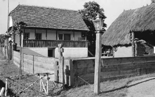 Satul Romanesti, Bukaresti: Haus am Olt in Dragus, Vordergrund Laterne