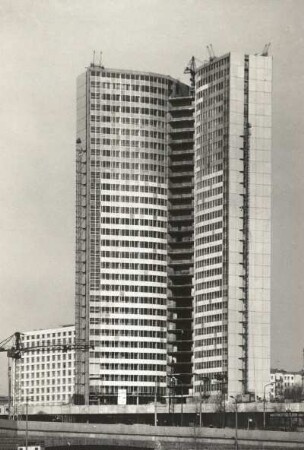 Moskau. RGW-Gebäude (kurz vor Fertigstellung). Ansicht über die Moskwa