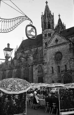 Freiburg: Gäste des "Rappen" vor dem Haus auf dem Münsterplatz
