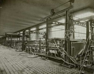Dresdner Chromo- und Kunstdruck Papierfabrik : Heidenau. In der Dresdner Chromo- und Kunstdruckpapierfabrik Krause und Baumann AG. Papiermaschine