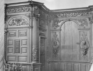 Holzvertäfelung mit Medaillons der Evangelisten Matthäus und Johannes