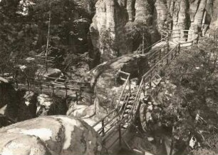 Rathen. Burg Neurathen. Blick in den 1934 wieder errichteten Wehr- oder Umgang