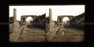Straße mit Neros Triumphbogen, Pompeji