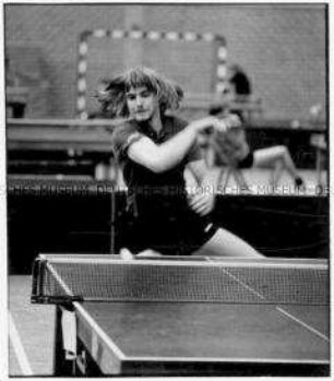 Tischtennisspieler schmettert einen Ball (Altersgruppe 14-17)