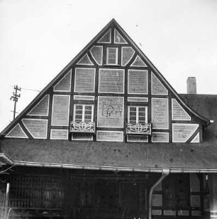 Herborn-Seelbach, Marburger Straße. Walzenmühle. Teilansicht der Giebelseite mit Inschriften