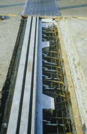 Austausch einer Gleitplattenkonstruktion, gg. Wasserdichte Schwenktraversen-Dehnfuge