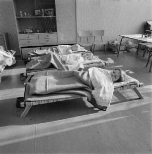Dresden-Johannstadt, Elisenstraße. Kindergarten. Kinder beim Schlafen im Gruppenraum