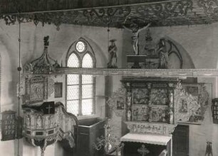 Dorf Mecklenburg. Dorfkirche. Inneres von der Empore zu Altar, Kanzel und Triumphkreuzgruppe (1633)